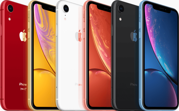 iPhone XR em pé