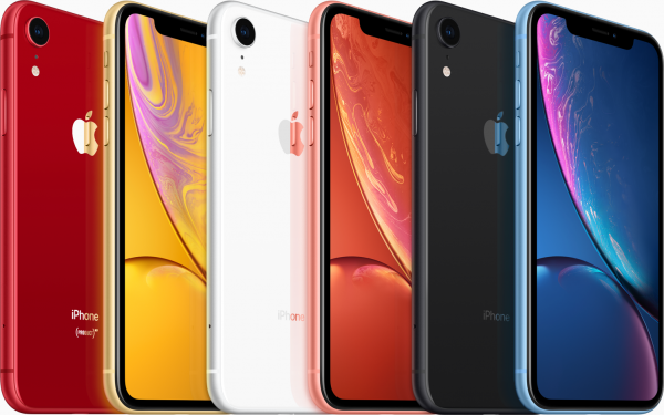 iPhone XR em pé