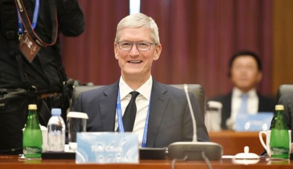 Tim Cook torna-se presidente do conselho de uma das maiores universidades da China