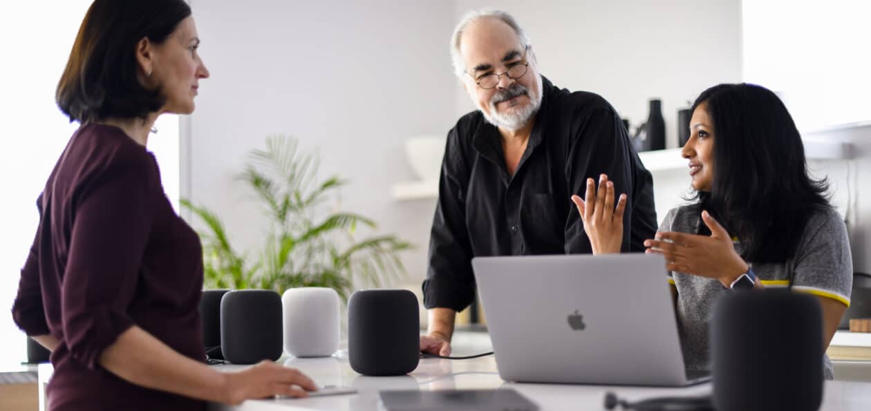 Funcionários podem discutir condições de trabalho, diz Apple