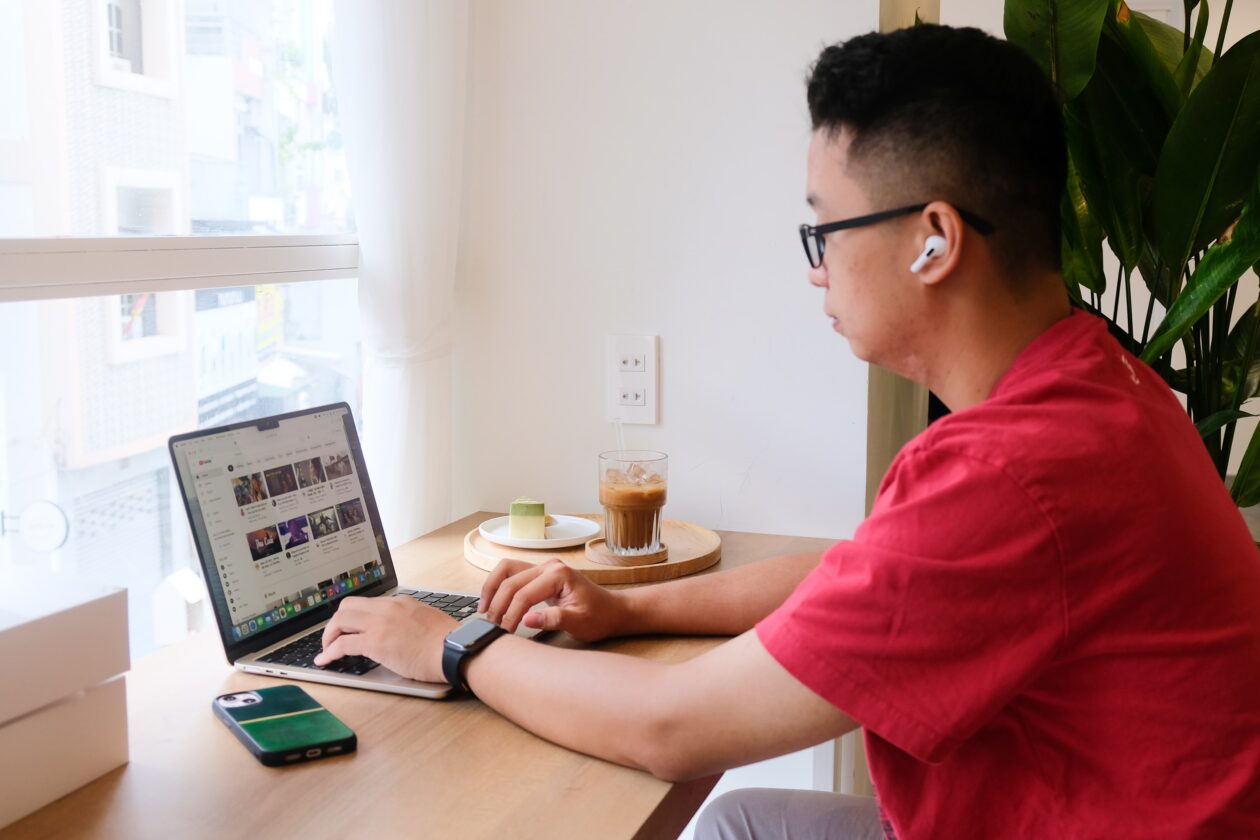 Homem usando Apple Watch, MacBook Pro e AirPods Pro