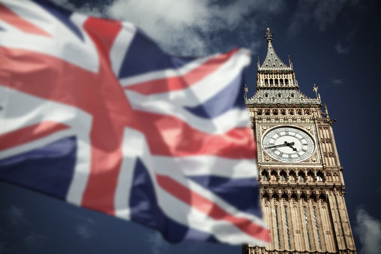 Bandeira do Reino Unido com Big Ben ao lado