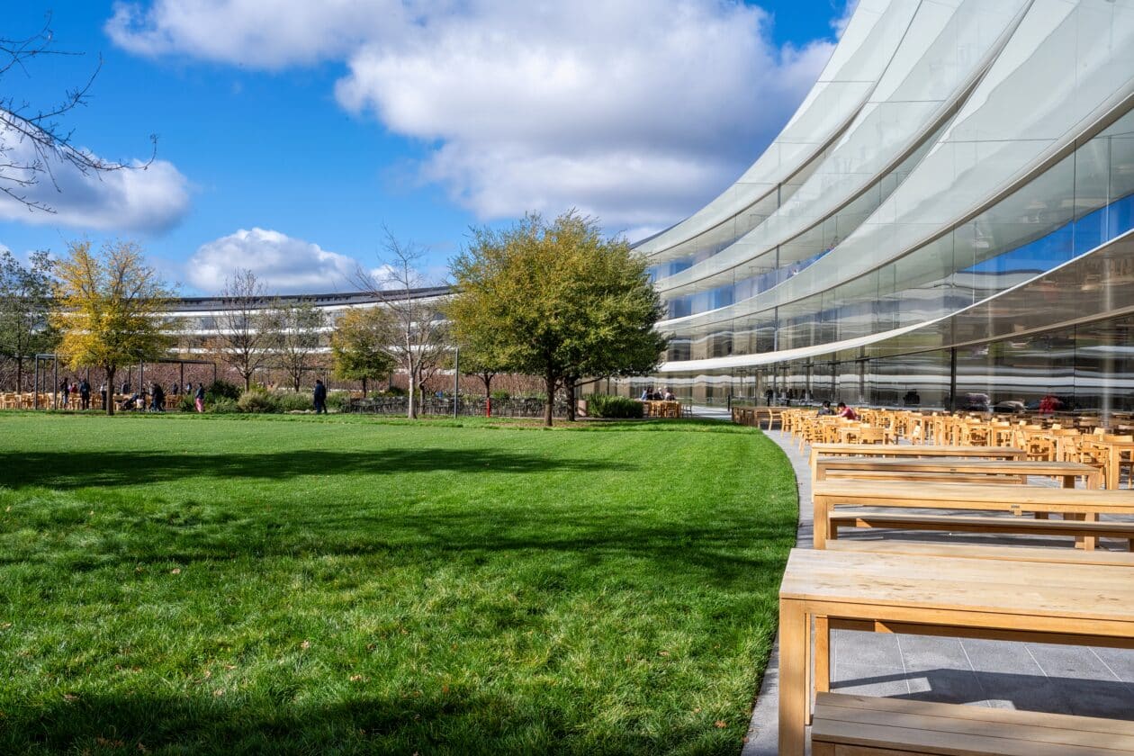 Interior do Apple Park em Cupertino