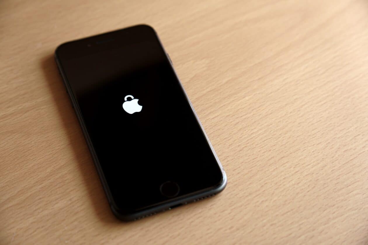 iPhone com logo da Apple em forma de cadeado