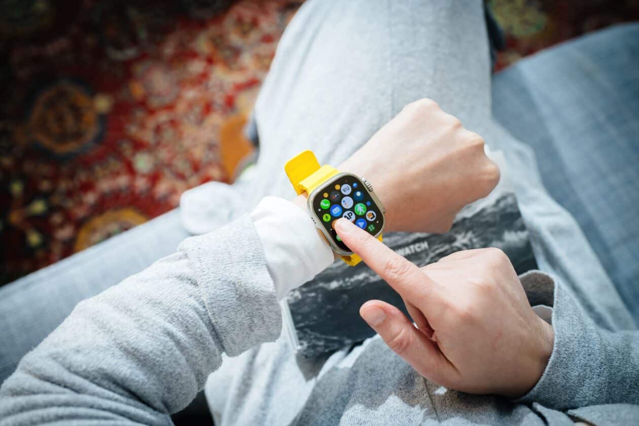 Homem usando um Apple Watch Ultra