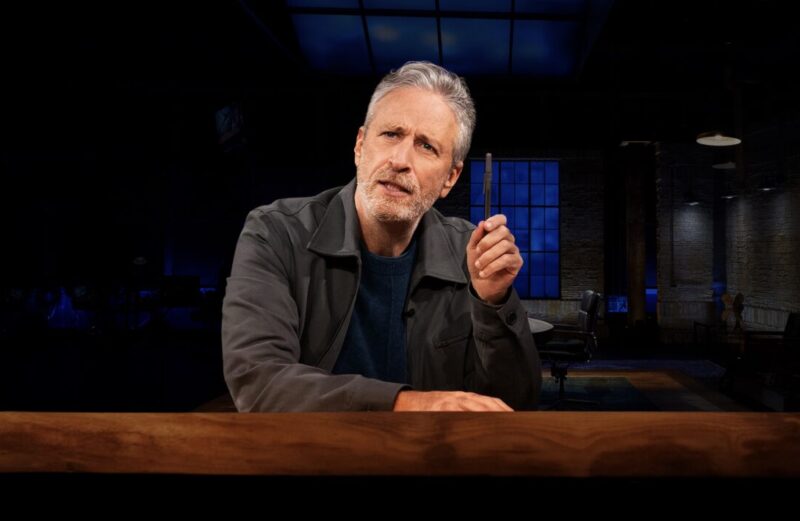 Apple TV+ cancela talk-show após divergências com Jon Stewart