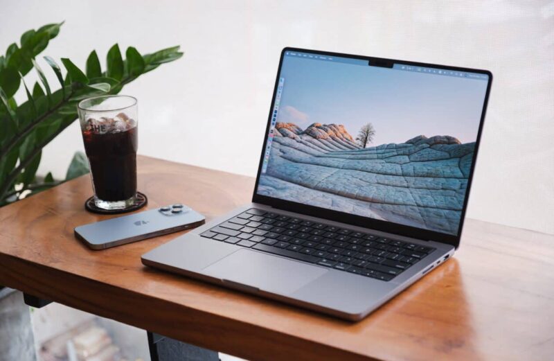 Ross Young prevê MacBooks Pro com telas OLED só em 2026-27