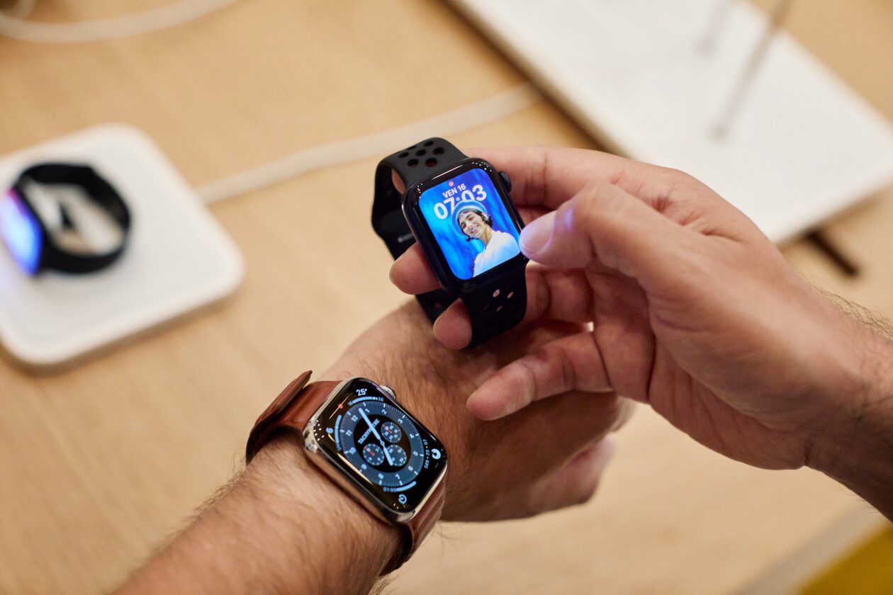 Pessoa usando/mexendo no Apple Watch na Apple Champs-Élysées, em Paris (França)