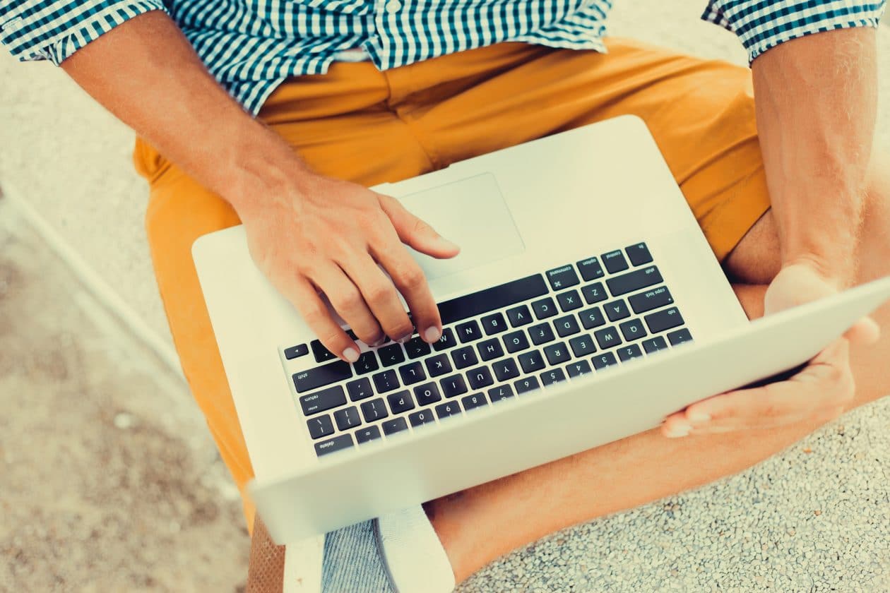 Visão superior de homem mexendo em MacBook Pro