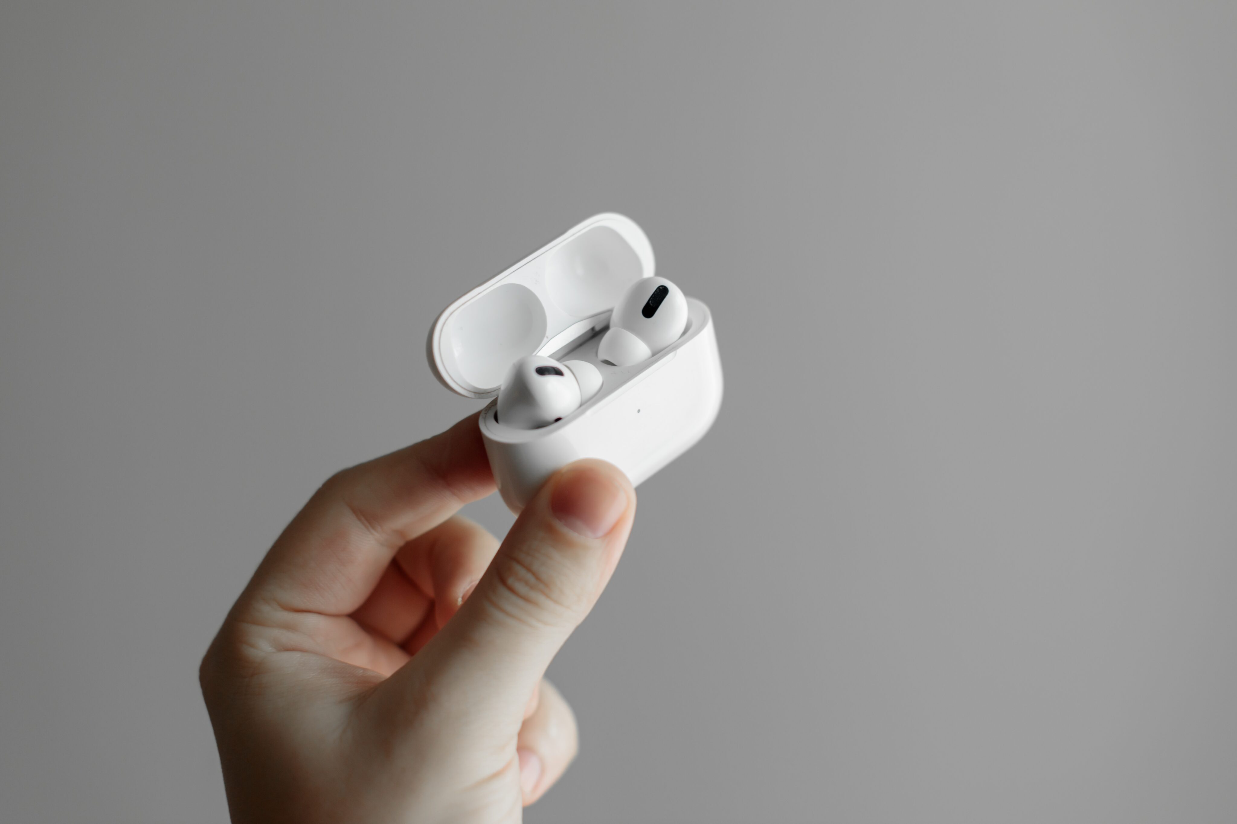 AirPods Pro nas mãos de um homem com o estojo aberto