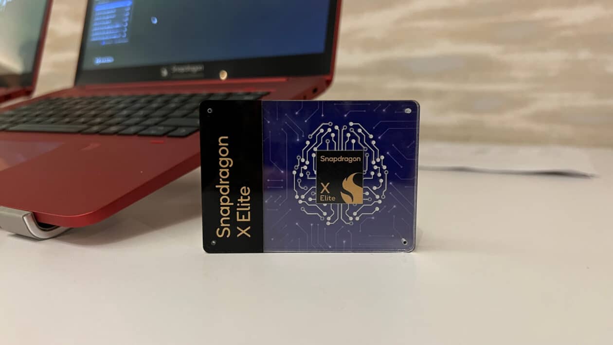 Chip Snapdragon X Elite, da Qualcomm, em frente a laptops