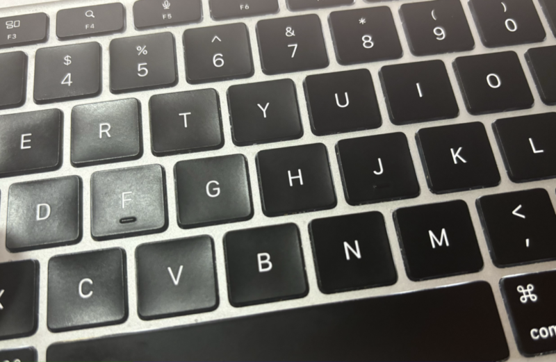 Brasileiro processa a Apple por desgaste de teclas e chassi do MacBook Air (M1)