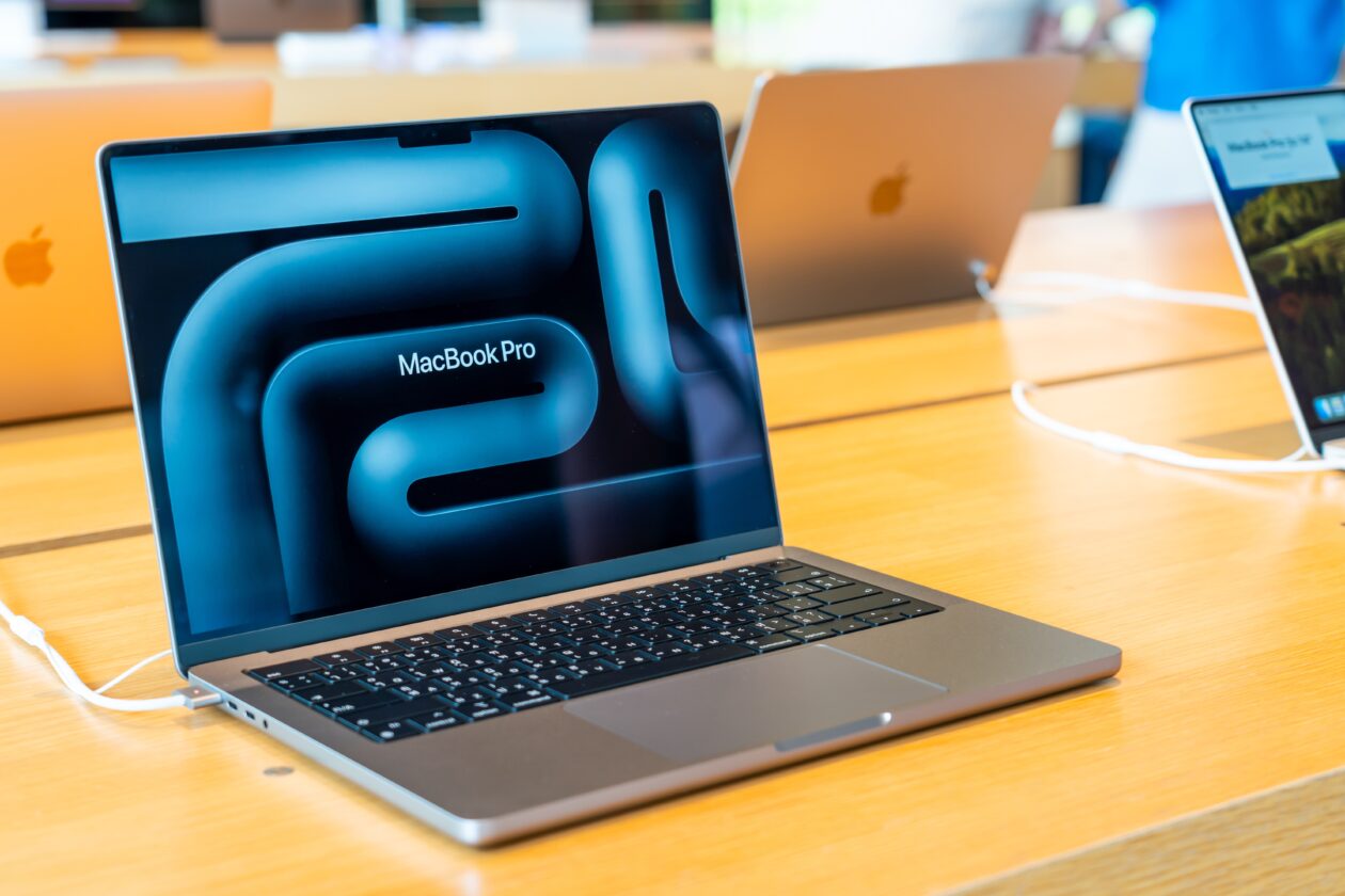 MacBook Pro (com chip M3/M3 Pro/M3 Max) exposto em Apple Store