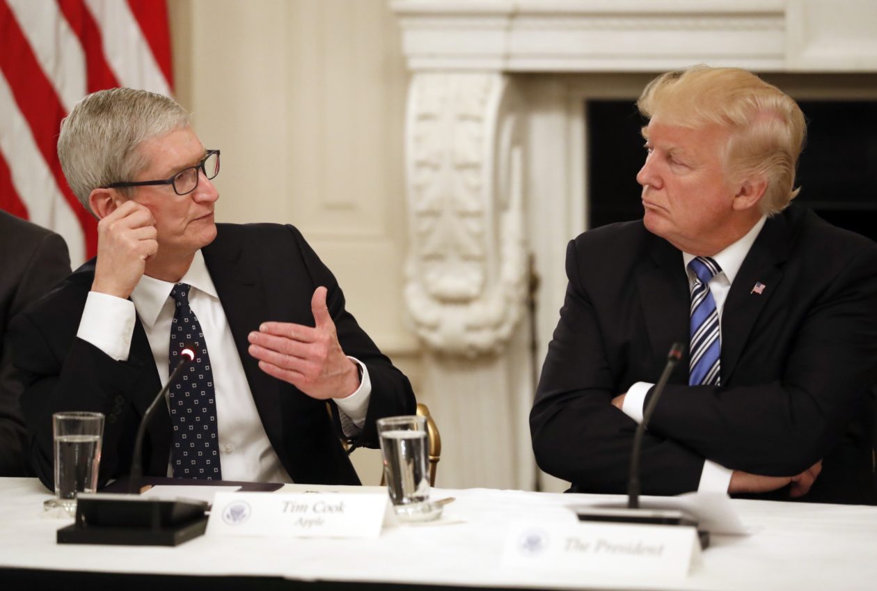 Tim Cook e Donald Trump em reunião