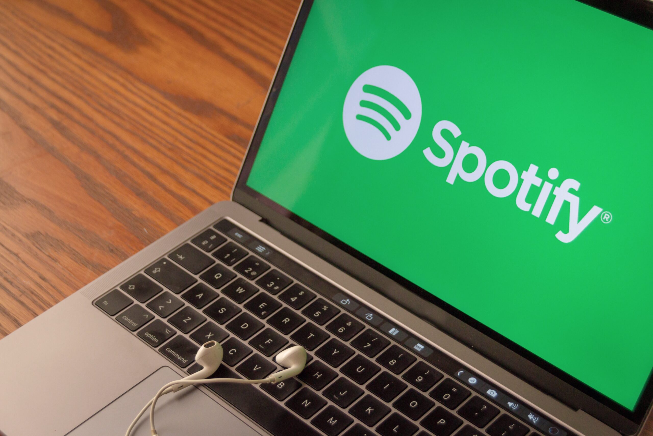 Logo do Spotify em MacBook Pro