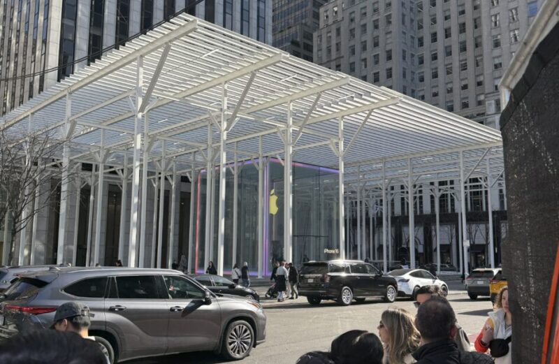 Apple fará manutenção do cubo de vidro da sua icônica loja em Nova York
