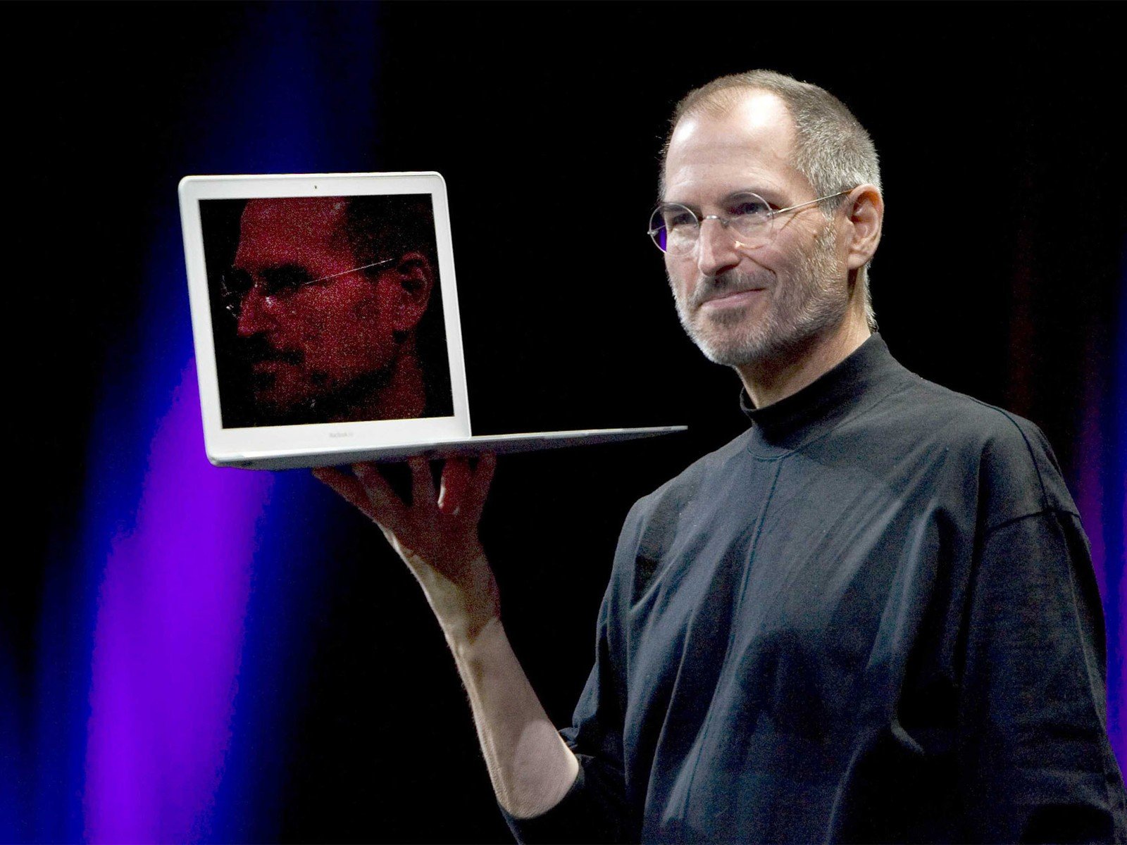 Steve Jobs com o primeiro MacBook Air