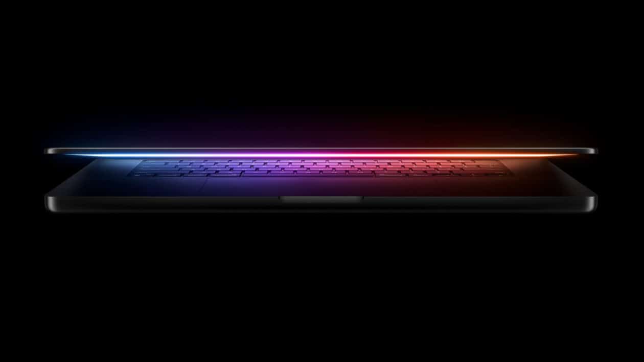 MacBook Pro M4 com a tela se abrindo de frente