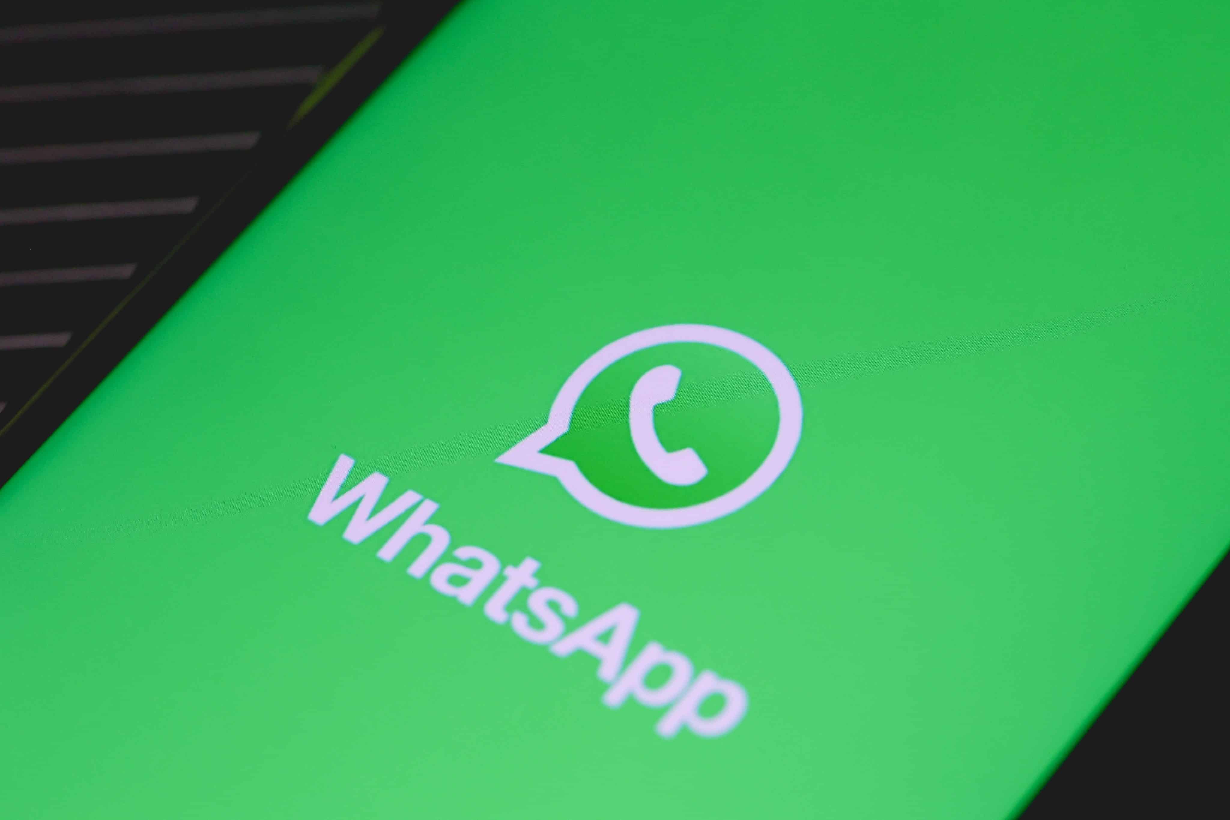 Logo do WhatsApp em um telefone